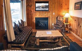 Lazy R Cottages- 8 Cabin